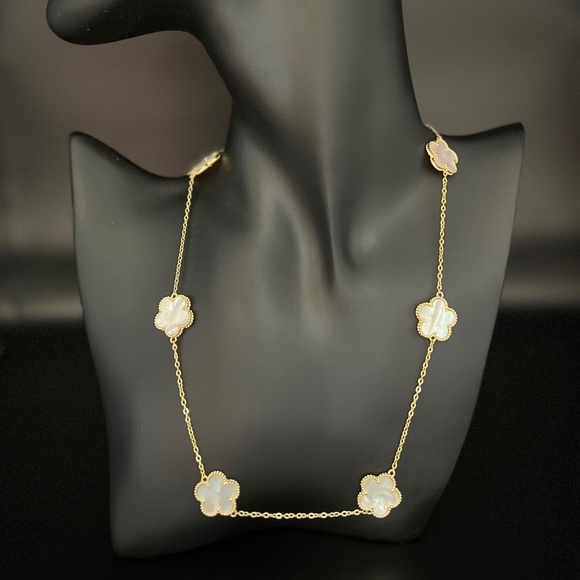 5 Leaf Clover Necklace - Picture 3 of 4